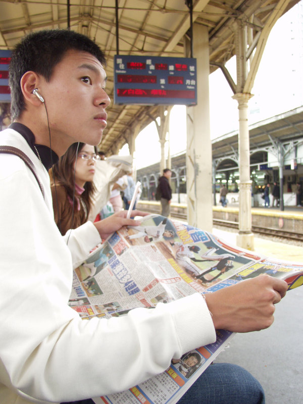 月台旅客特寫2006台中火車站台灣鐵路旅遊攝影
