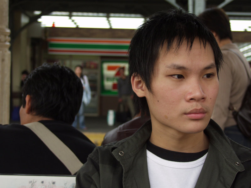 月台旅客特寫2006台中火車站台灣鐵路旅遊攝影