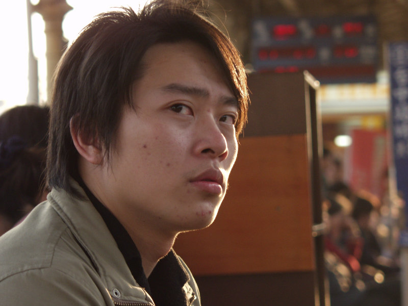 月台旅客特寫2006台中火車站台灣鐵路旅遊攝影