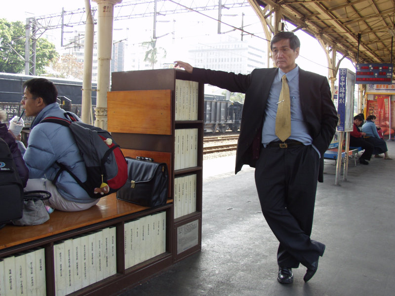 月台旅客特寫2006台中火車站台灣鐵路旅遊攝影