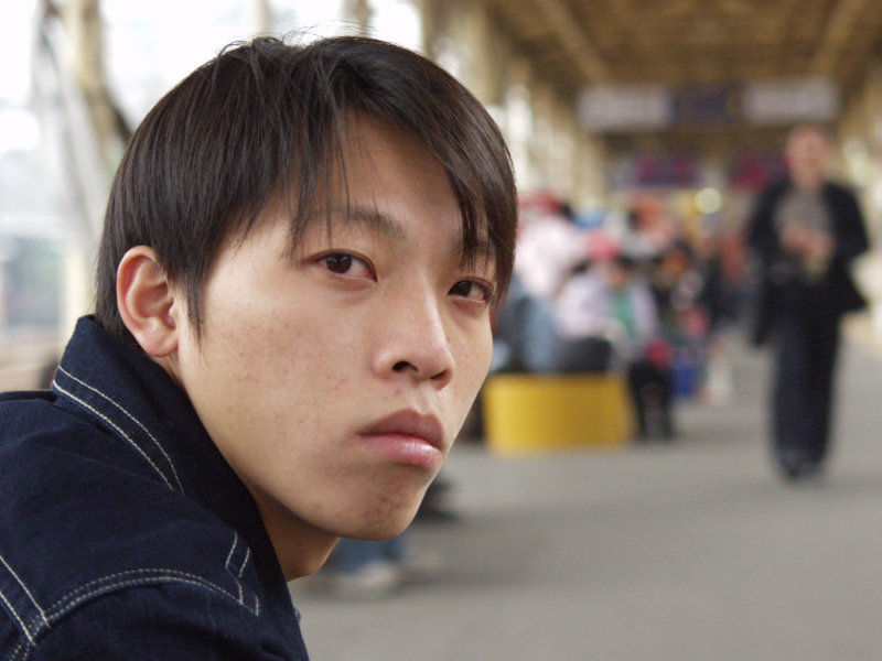 月台旅客特寫2006台中火車站台灣鐵路旅遊攝影