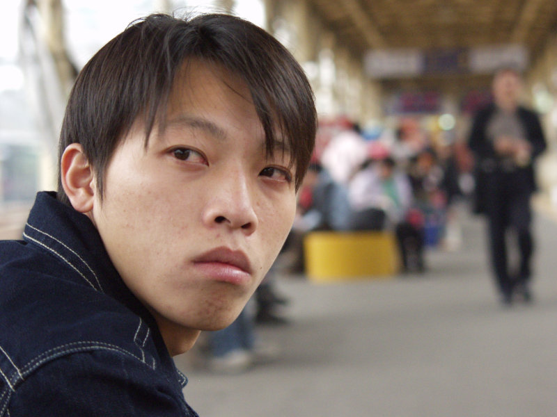 月台旅客特寫2006台中火車站台灣鐵路旅遊攝影