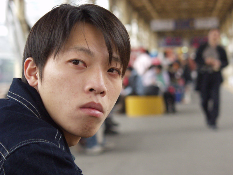 月台旅客特寫2006台中火車站台灣鐵路旅遊攝影