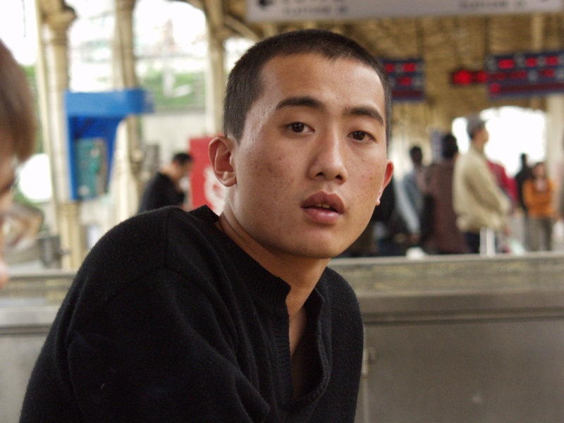 月台旅客特寫2006台中火車站台灣鐵路旅遊攝影