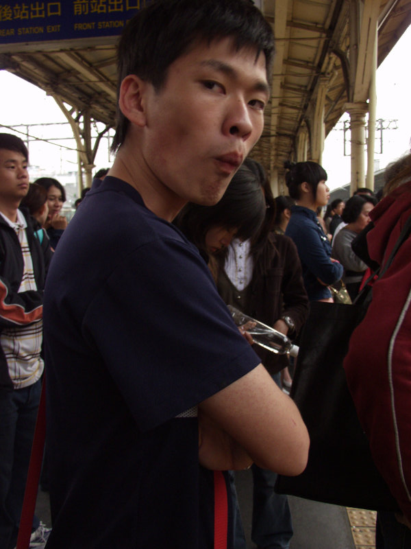 月台旅客特寫2006台中火車站台灣鐵路旅遊攝影