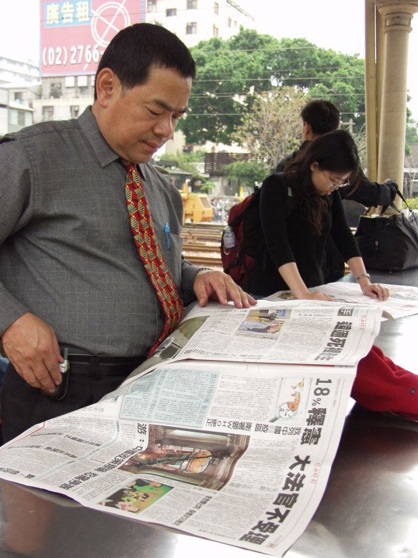 月台旅客特寫2006台中火車站台灣鐵路旅遊攝影