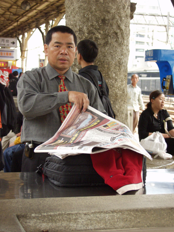 月台旅客特寫2006台中火車站台灣鐵路旅遊攝影