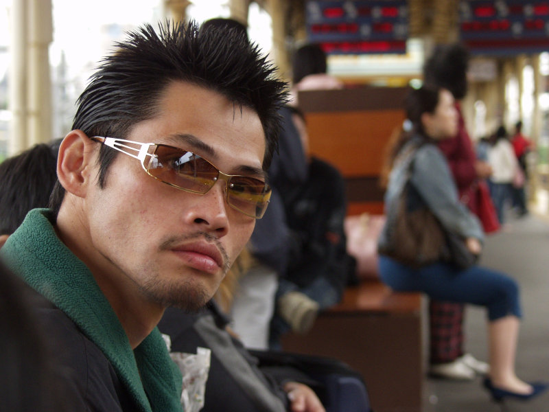 月台旅客特寫2006台中火車站台灣鐵路旅遊攝影