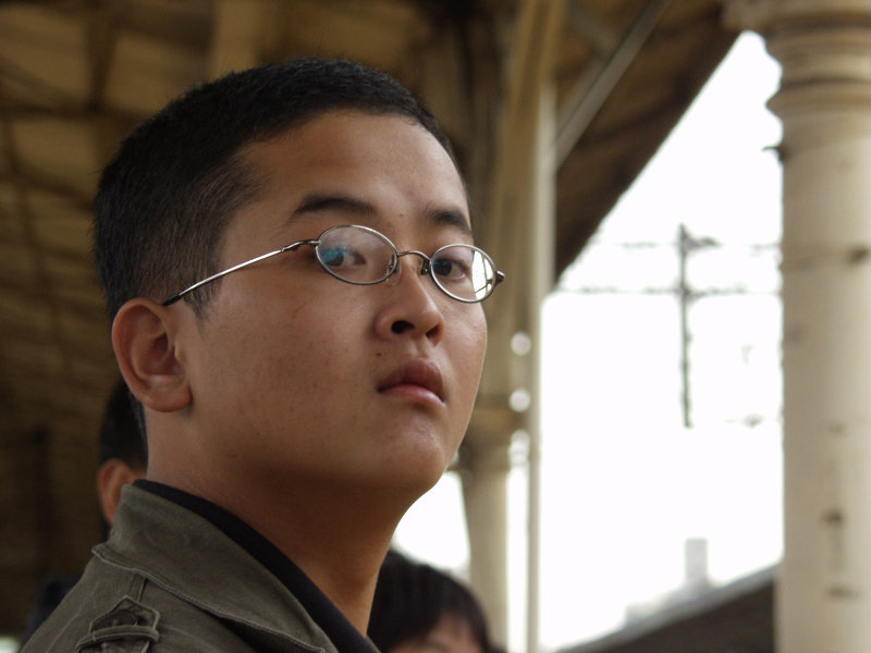 月台旅客特寫2006台中火車站台灣鐵路旅遊攝影