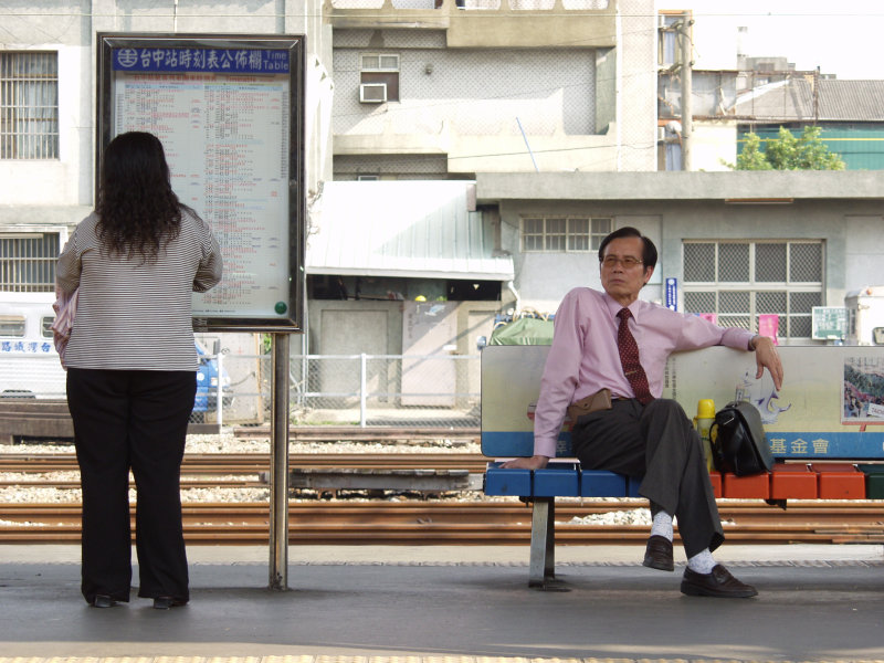 月台旅客特寫2006台中火車站台灣鐵路旅遊攝影