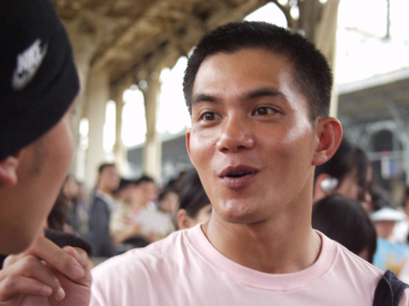 月台旅客特寫2006台中火車站台灣鐵路旅遊攝影