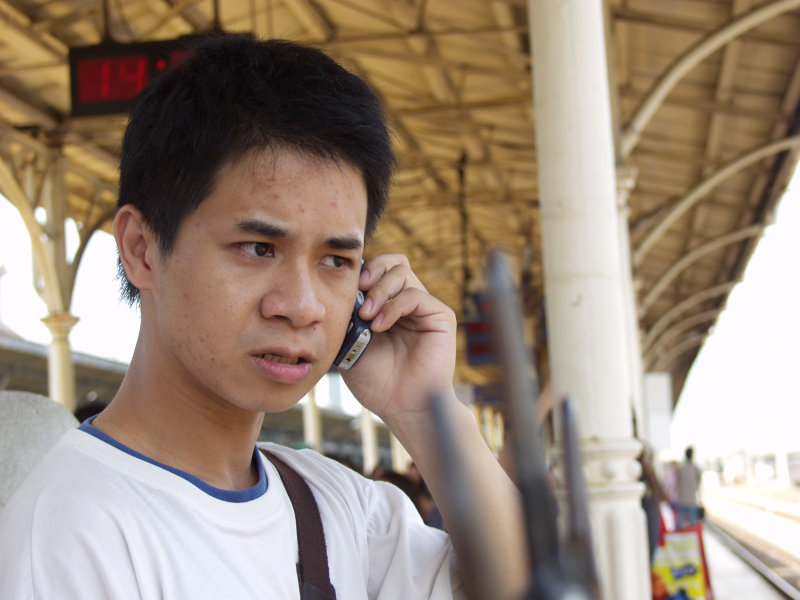 月台旅客特寫2006台中火車站台灣鐵路旅遊攝影