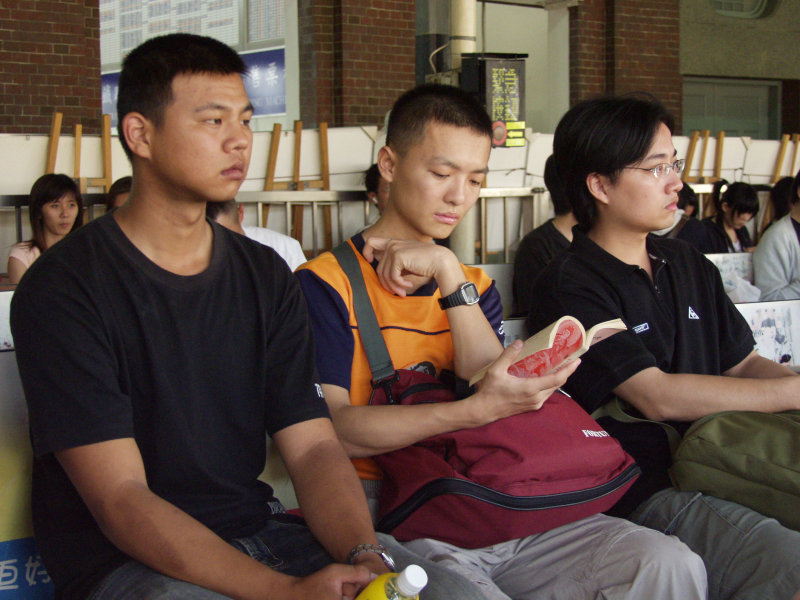 月台旅客特寫2006台中火車站台灣鐵路旅遊攝影