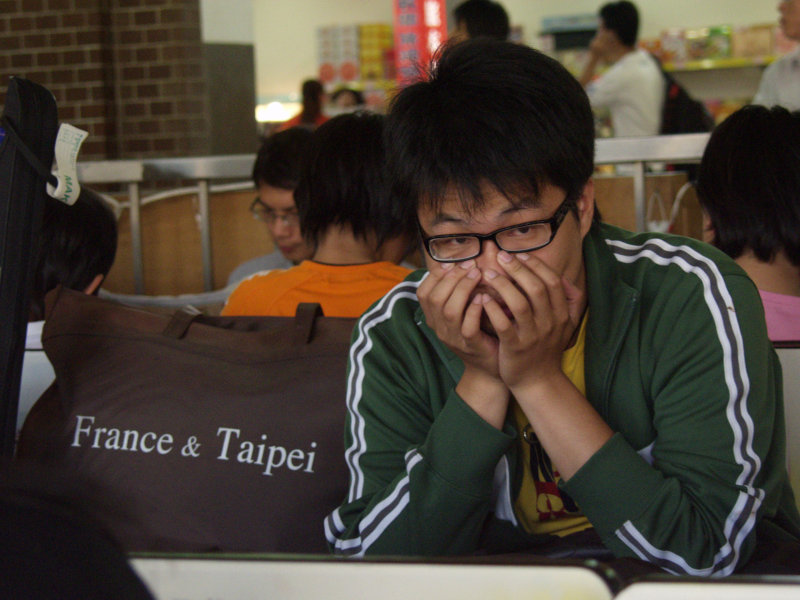 月台旅客特寫2006台中火車站台灣鐵路旅遊攝影