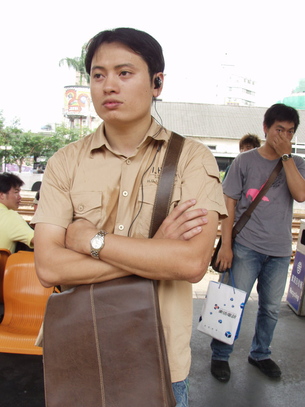月台旅客特寫2006台中火車站台灣鐵路旅遊攝影
