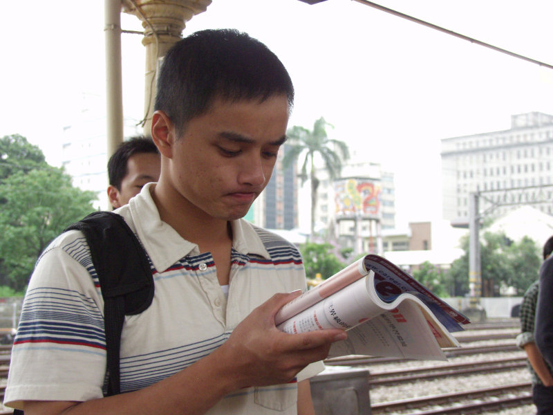 月台旅客特寫2006台中火車站台灣鐵路旅遊攝影