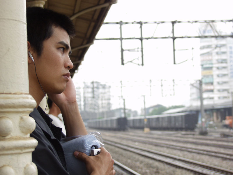 月台旅客特寫2006台中火車站台灣鐵路旅遊攝影