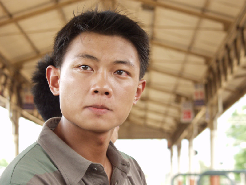 月台旅客特寫2006台中火車站台灣鐵路旅遊攝影