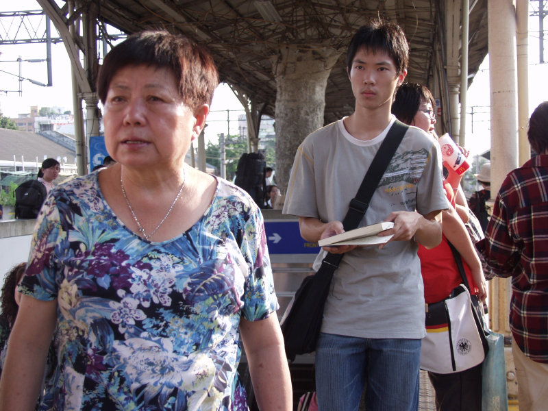 月台旅客特寫2006台中火車站台灣鐵路旅遊攝影