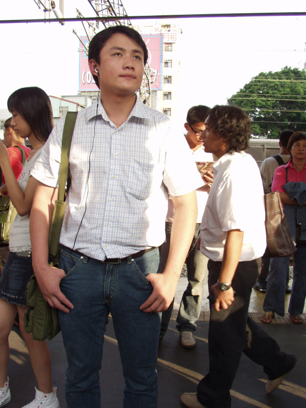 月台旅客特寫2006台中火車站台灣鐵路旅遊攝影
