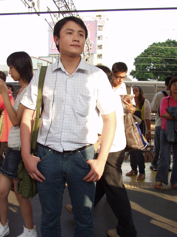 月台旅客特寫2006台中火車站台灣鐵路旅遊攝影