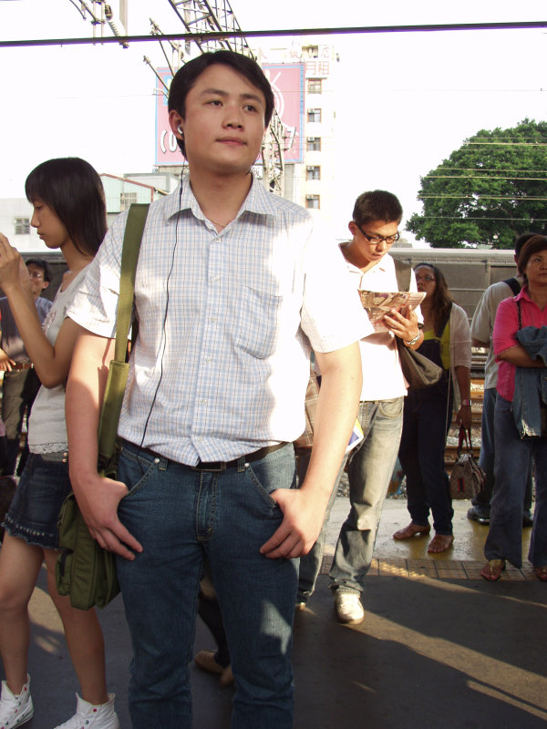 月台旅客特寫2006台中火車站台灣鐵路旅遊攝影