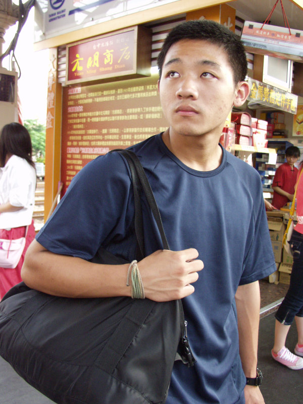 月台旅客特寫2006台中火車站台灣鐵路旅遊攝影