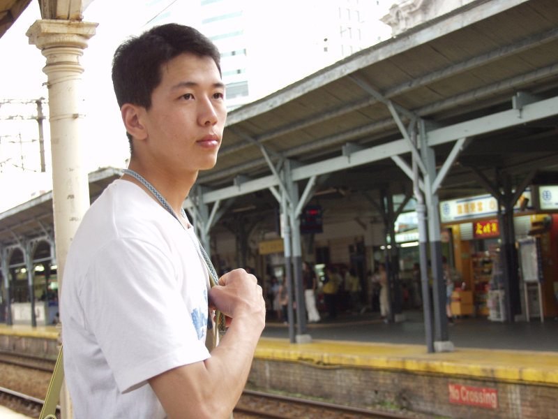 月台旅客特寫2006台中火車站台灣鐵路旅遊攝影