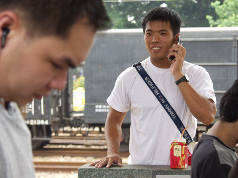 月台旅客特寫2006台中火車站台灣鐵路旅遊攝影