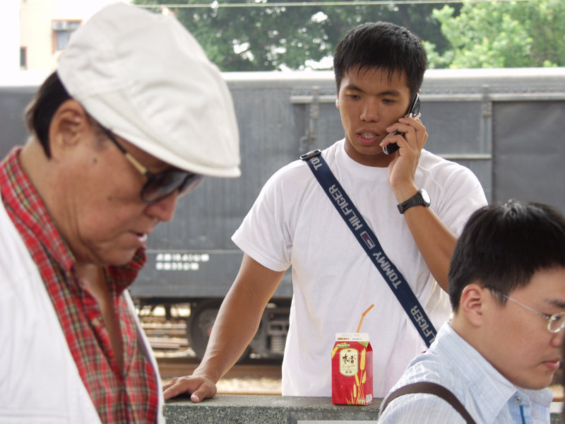 月台旅客特寫2006台中火車站台灣鐵路旅遊攝影