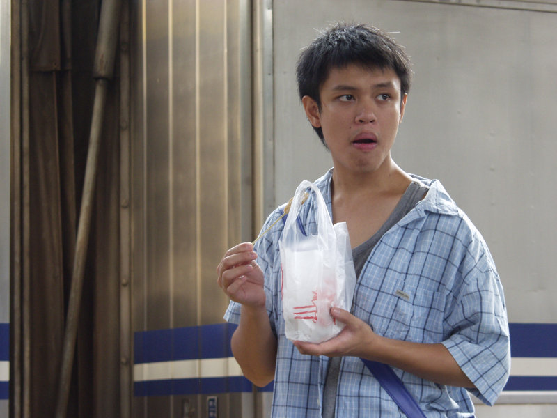 月台旅客特寫2006台中火車站台灣鐵路旅遊攝影