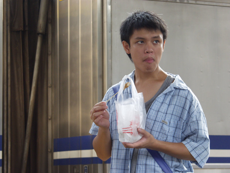 月台旅客特寫2006台中火車站台灣鐵路旅遊攝影