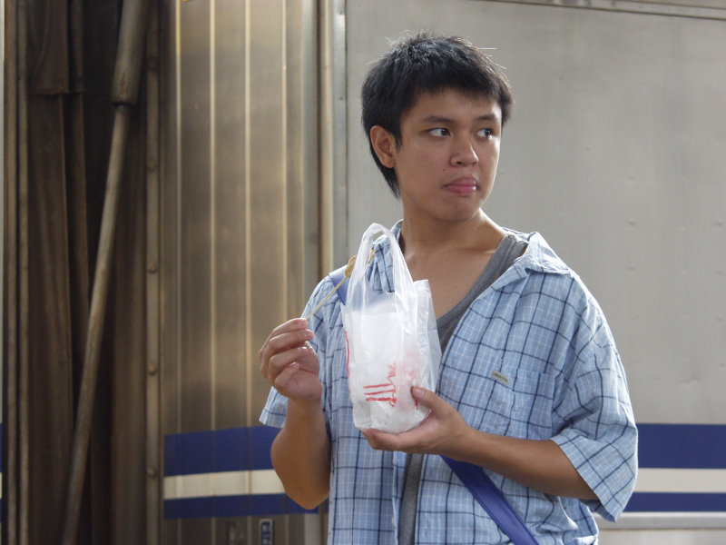 月台旅客特寫2006台中火車站台灣鐵路旅遊攝影