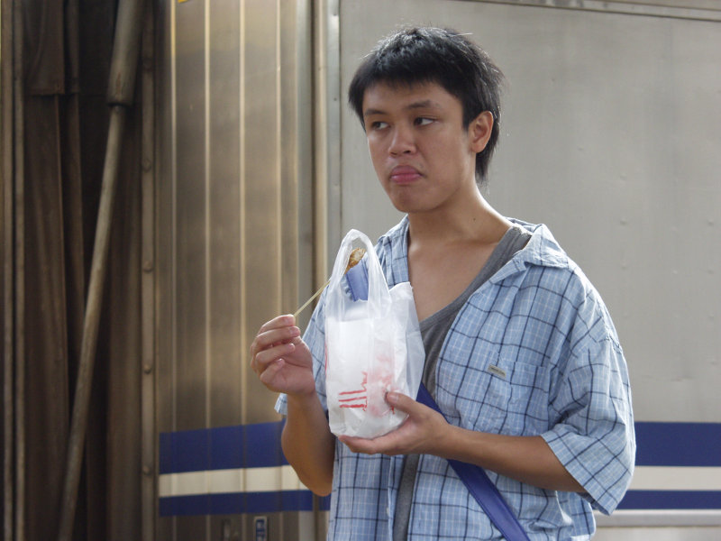 月台旅客特寫2006台中火車站台灣鐵路旅遊攝影