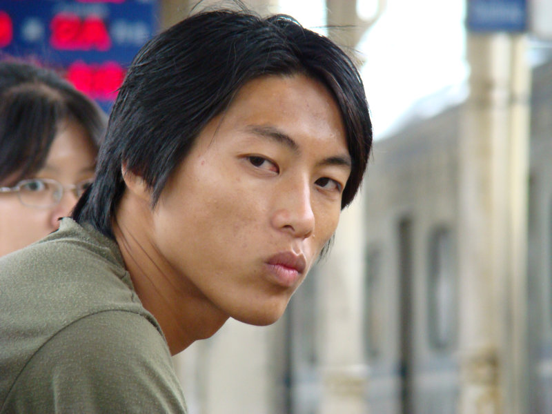 月台旅客特寫2007台中火車站台灣鐵路旅遊攝影