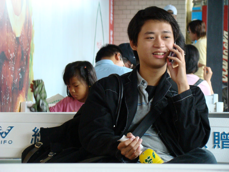 月台旅客特寫2007台中火車站台灣鐵路旅遊攝影