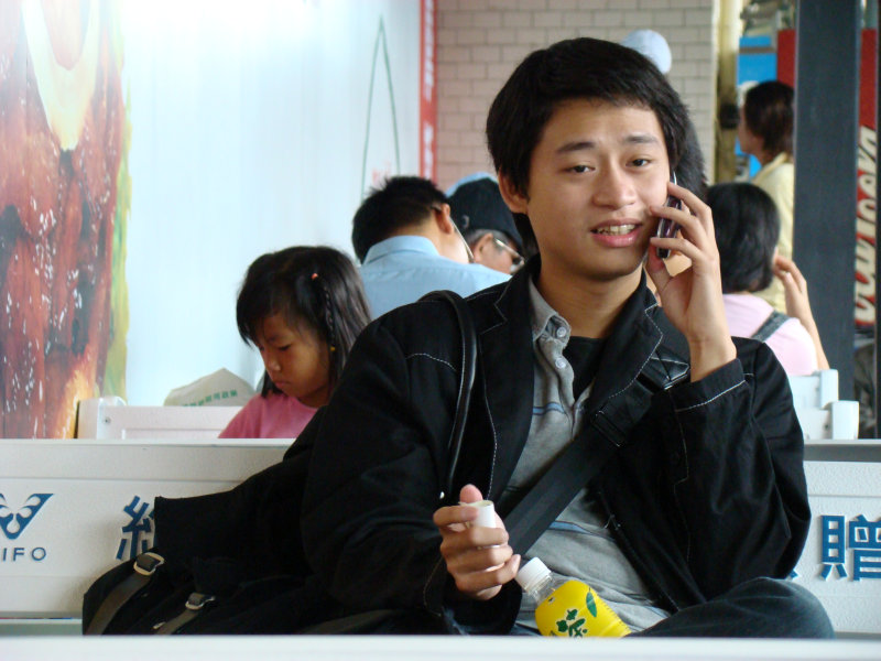 月台旅客特寫2007台中火車站台灣鐵路旅遊攝影