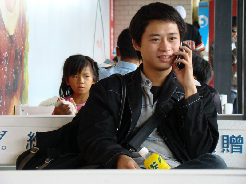 月台旅客特寫2007台中火車站台灣鐵路旅遊攝影