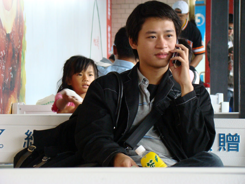 月台旅客特寫2007台中火車站台灣鐵路旅遊攝影