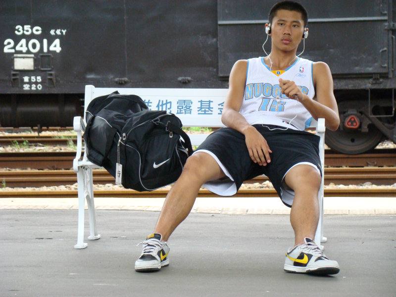月台旅客特寫2007台中火車站台灣鐵路旅遊攝影