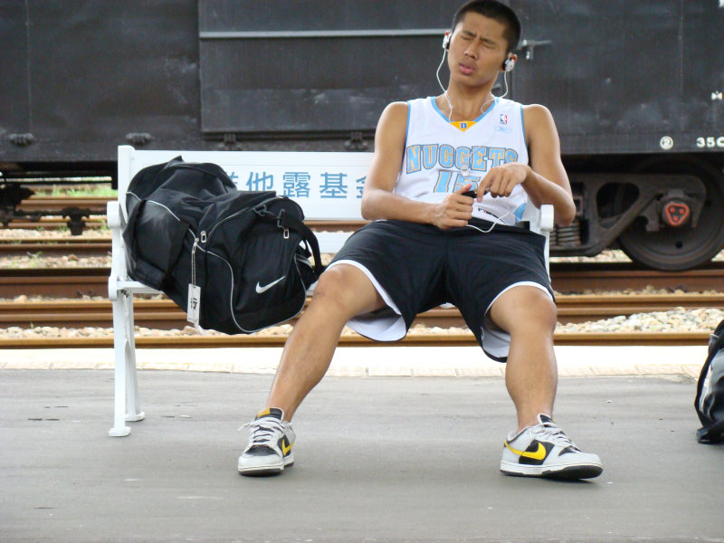 月台旅客特寫2007台中火車站台灣鐵路旅遊攝影