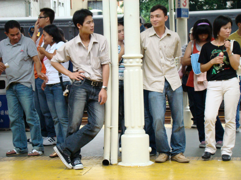 月台旅客特寫2007台中火車站台灣鐵路旅遊攝影