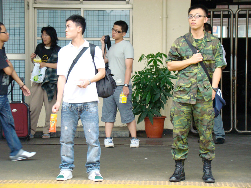 月台旅客特寫2007台中火車站台灣鐵路旅遊攝影