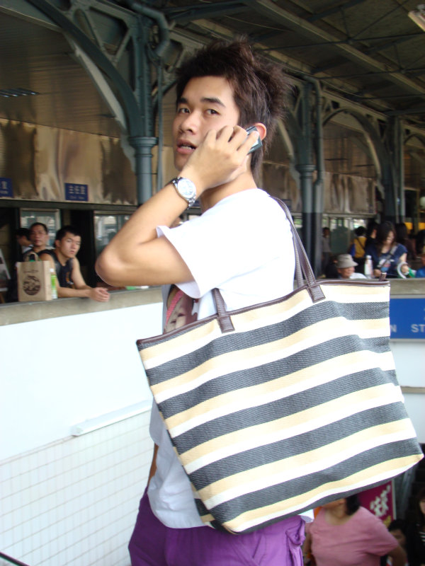 月台旅客特寫2007台中火車站台灣鐵路旅遊攝影