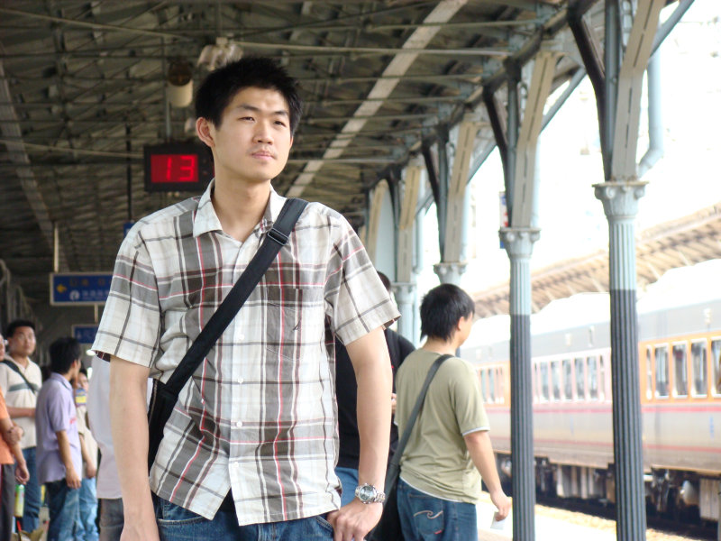 月台旅客特寫2007台中火車站台灣鐵路旅遊攝影
