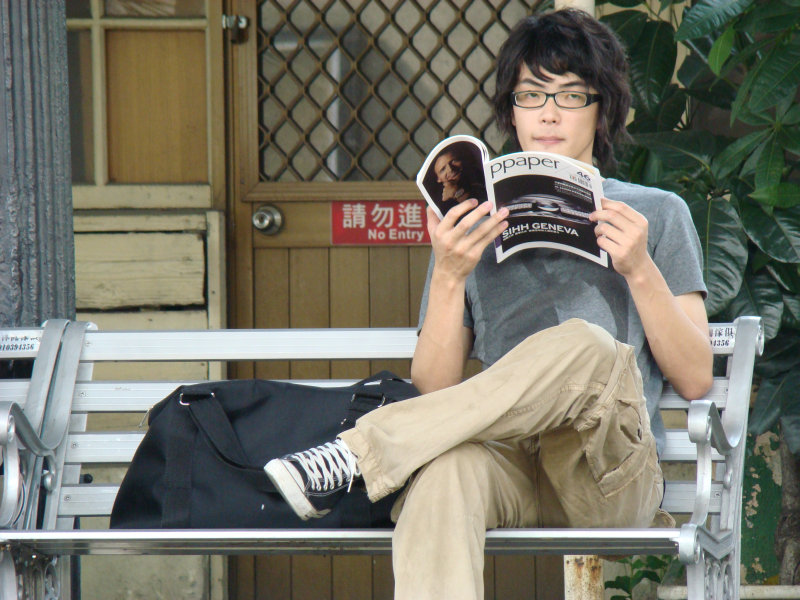 月台旅客特寫2007台中火車站台灣鐵路旅遊攝影