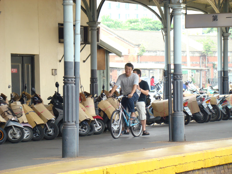 月台旅客特寫2007台中火車站台灣鐵路旅遊攝影