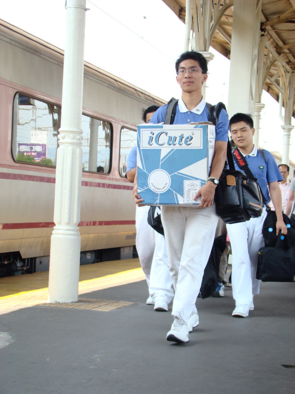 月台旅客特寫2007台中火車站台灣鐵路旅遊攝影