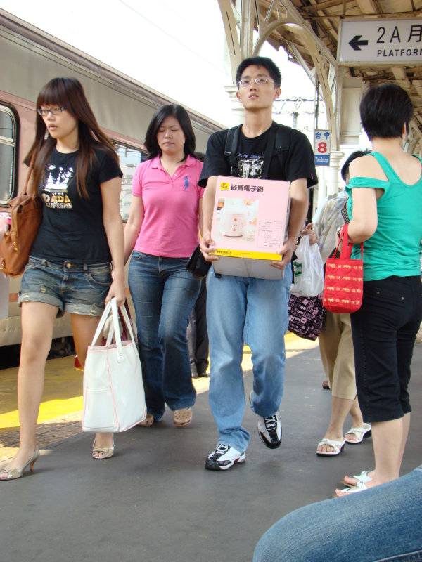 月台旅客特寫2007台中火車站台灣鐵路旅遊攝影