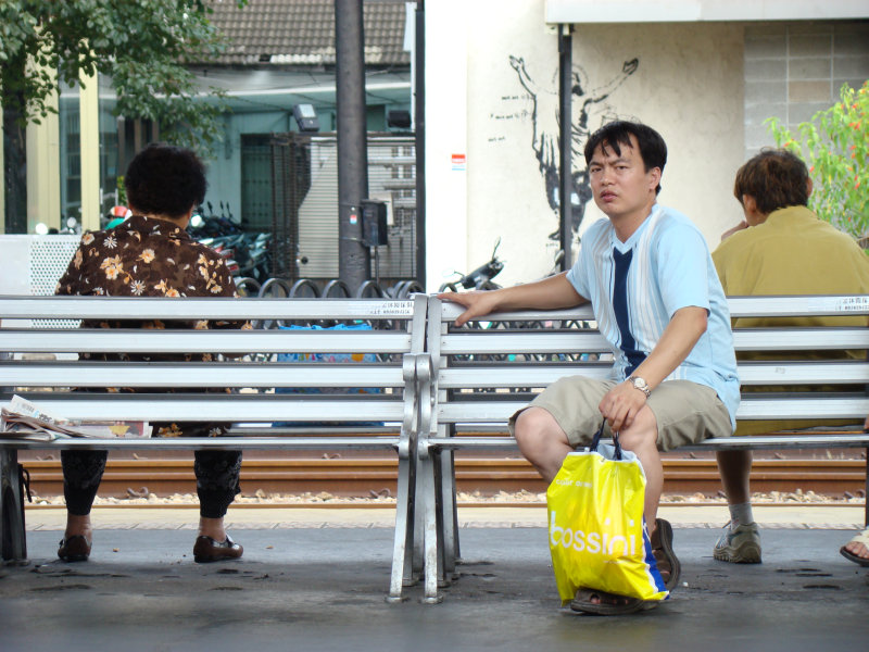 月台旅客特寫2007台中火車站台灣鐵路旅遊攝影